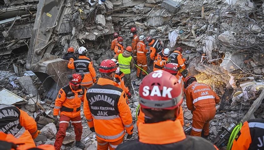  СЕ УШТЕ ИМА НАДЕЖ: Спасувачите извлекуваат живи луѓе и после седум дена од катастрофалниот земјотрес во Турција
