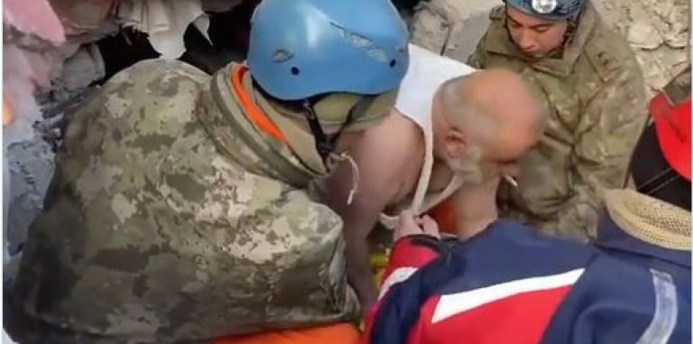  Го извадија од под рушевините со цигара во уста (ВИДЕО)