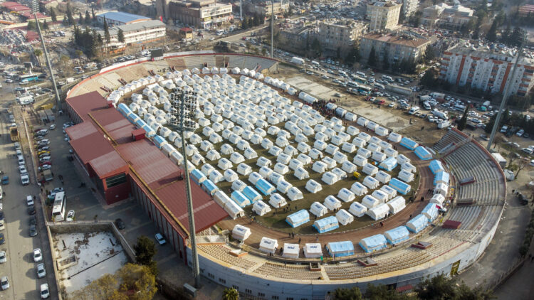  ФОТО: Стадионите во Турција станаа населби, поставени над 50.000 шатори за сместување на жртвите од земјотресот