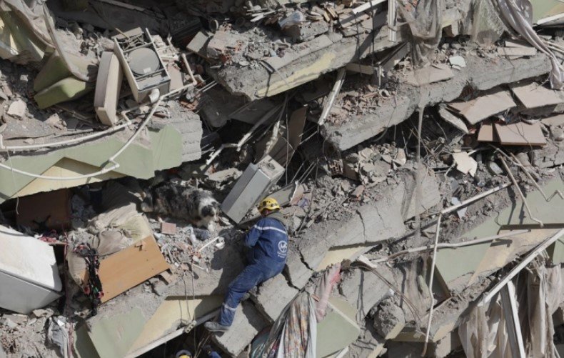  Поради урнати згради во земјотресот: Турските власти приведоа 184 луѓе, меѓу нив и градоначалник