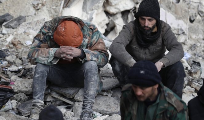  ВИДЕО: „Се чувствува мирис на тела“ – Се’ помалку надеж за уште преживеани, спасувачите со шокантни изјави