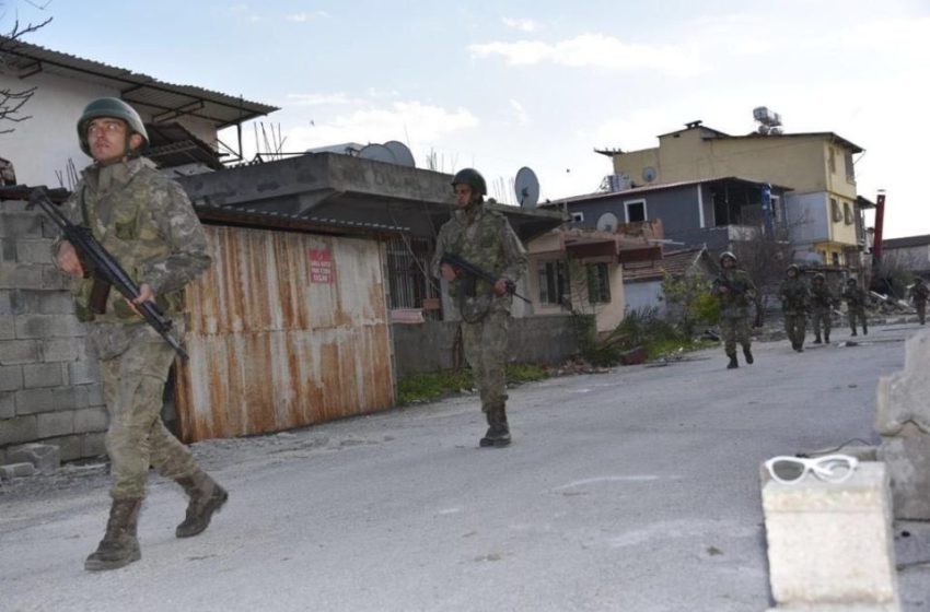  ФОТО: Вооружени турски војници распоредени во местата погодени од силниот земјотрес