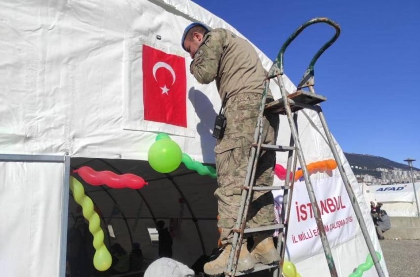  ФОТО: Насмевки од најмалите во Турција – Воен шатор стана игротека, децата добија играчки