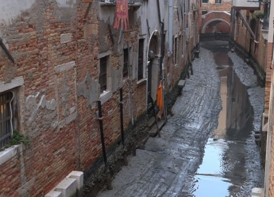  ВИДЕО: Каналите во Венеција останаа без вода, гондолите стојат, загриженоста од суша расте