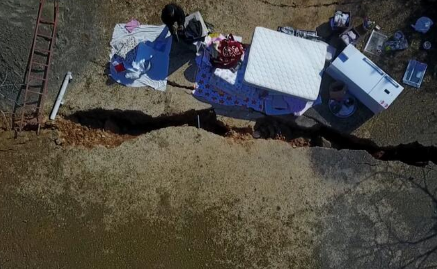  ЗЕМЈОТРЕСОТ ПРЕПОЛОВИ СЕЛО ВО ТУРЦИЈА – распуканата земја е застрашувачка, јужниот дел од селото е отцепено за два метри (ВИДЕО)