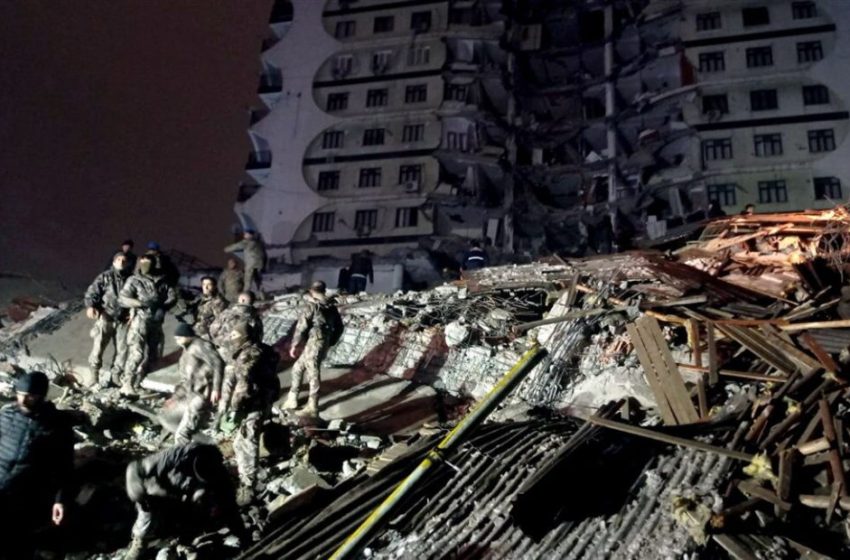  Бројот на загинати во земјотресот во Турција може да надмине 10.000