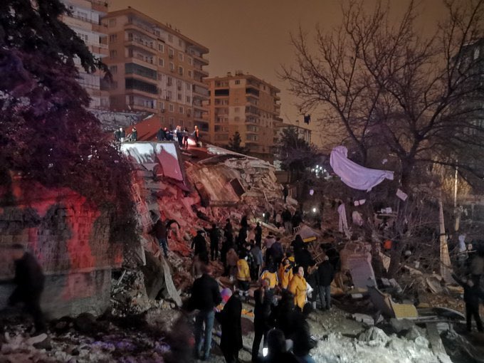  АПОКАЛИПТИЧНИ СЦЕНИ: Први снимки од разорниот земјотрес во Турција, плач и лелеци од жителите