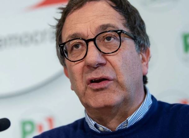  Италијански сенатор пронајден мртов во својата канцеларија