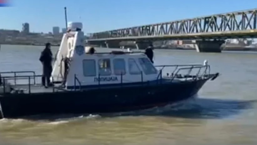  ДРАМА ВО СРБИЈА: Маж едвај се спасил, а се трага по три тела во Дунав по превртување на чамец