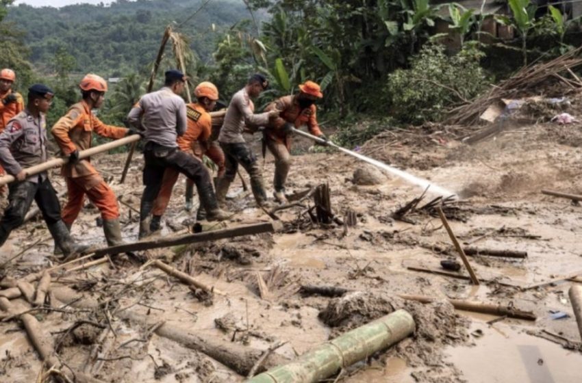  Двајца загинати и четворица изчезнати во свлечиште во Индонезија