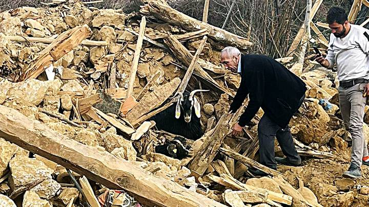  ФОТО: Две кози извлечени од под урнатините точно еден месец по земјотресот
