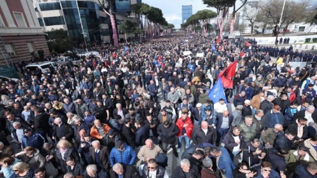  Антивладин протест во Тирана: Опозицијата бара оставка од Рама