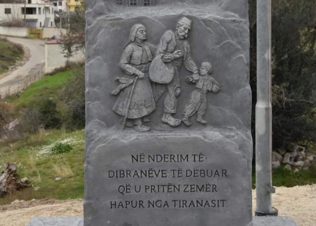  Во Тирана одбележана 110-годишнината од егзодусот на дебрани