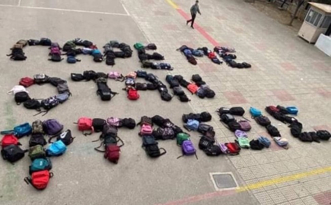  ФОТО: „Пиши кога ќе стигнеш“ –  симболична поддршка и порака од учениците во Грција после трагичната железничка несреќа