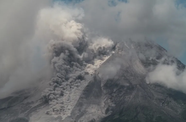  ВИДЕО: Вулканот Мерапи исфрла пепел и гас