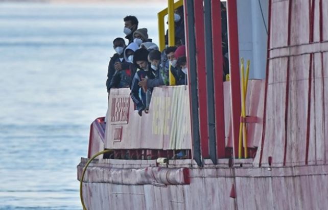  Во бродолом крај брегот на Тунис загинаа 14 мигранти