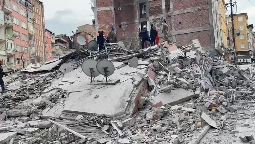  Турција: Се урна зграда оштетена во минатомесечните земјотреси