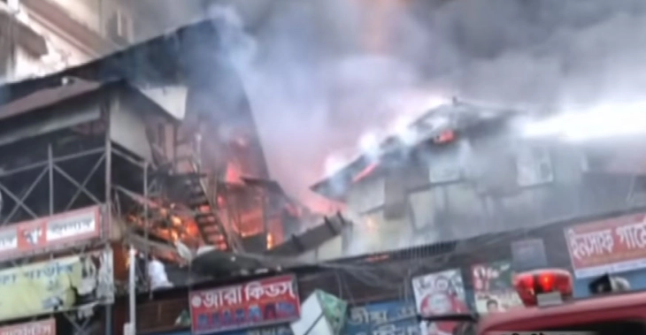  Огромен пожар на пазар во Дака, ангажирани се стотина пожарникари