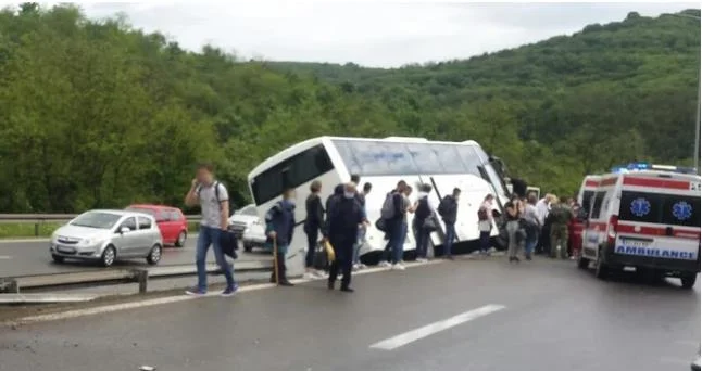  ФОТО: На возачот му се слошило, автобус со ученици од Ниш ја пробил банкината