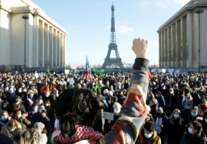  Француските власти соопштија дека 570.000 луѓе денеска протестирале низ целата земја