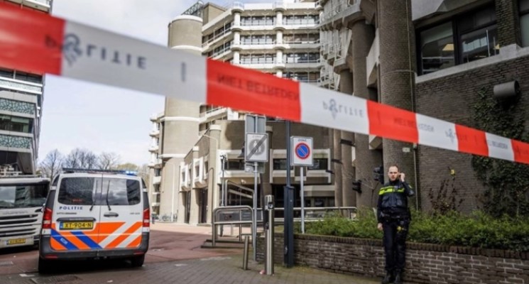 Пакет со кадифено мече и жици: Поради добиена лажна бомба, евакуиран Парламентот на Холандија