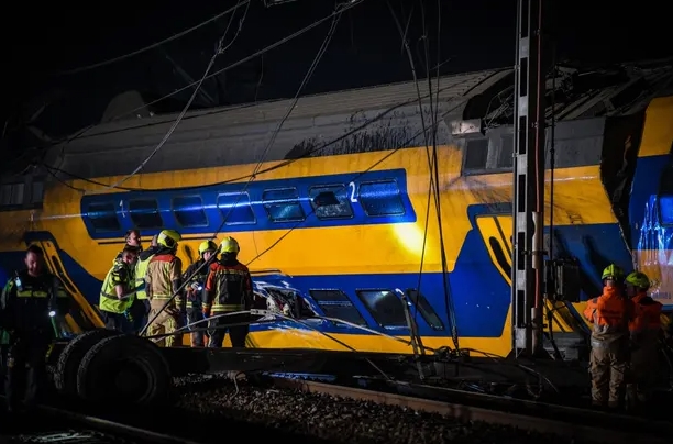  ФОТО: Воз излета од шини во Холандија, има повредени