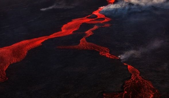  Еруптираше вулкан на Камчатка, властите предупредуваат на можна закана за воздушниот сообраќај