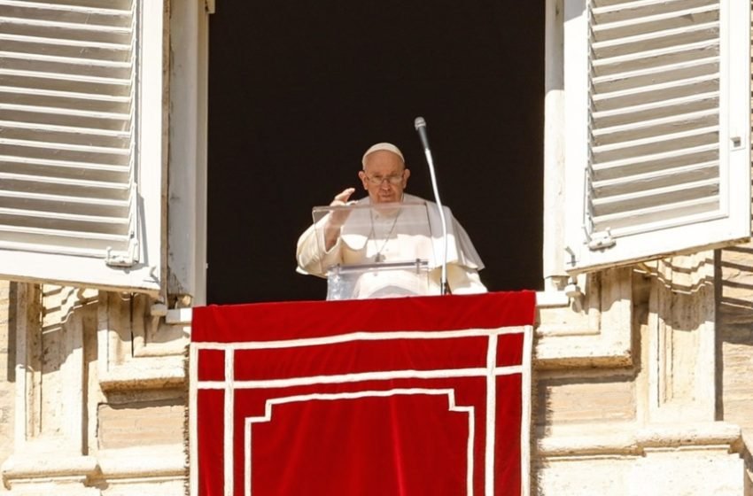  Папата Франциск денеска ја водеше мисата за Цветници откако вчера излезе од болница