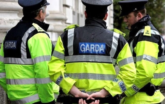  Полицијата во Северна Ирска предупредува на можни напади на годишнината од мировниот договор