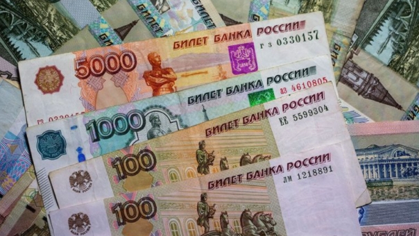  Рубљата падна на 11-месечен минимум во однос на доларот