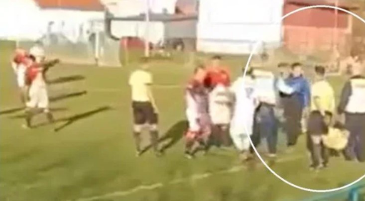  СКАНДАЛ ВО СРБИЈА: Навивач со САТАР истрча на теренот и застана меѓу играчите и судијата – едвај го смирија! (ВИДЕО)