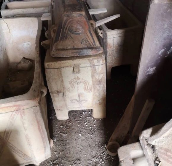  Уапсени шест лица на Крит за нелегално поседување и продавање на ретки археолошки антиквитети во вредност од над еден милион евра