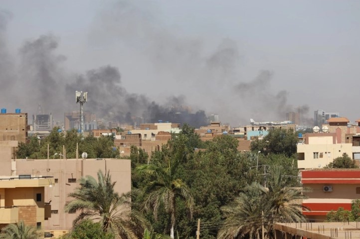  Спорадични престрелки во Картум, повеќе држави се обидуваат да го евакуираат својот персонал
