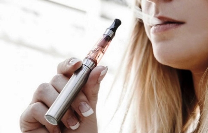  Британската влада ќе им помогне на милион пушачи да се префрлат на е-цигари