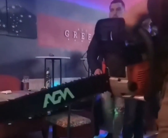  ВИДЕО: Маж упаднал во ноќен клуб во Каргуевац со моторна пила!