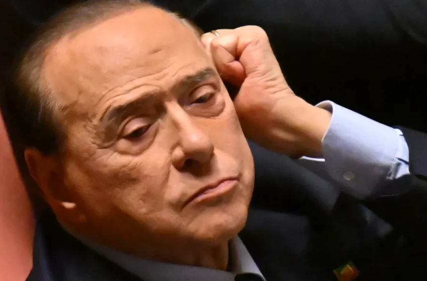  Берлускони e хоспитализиран