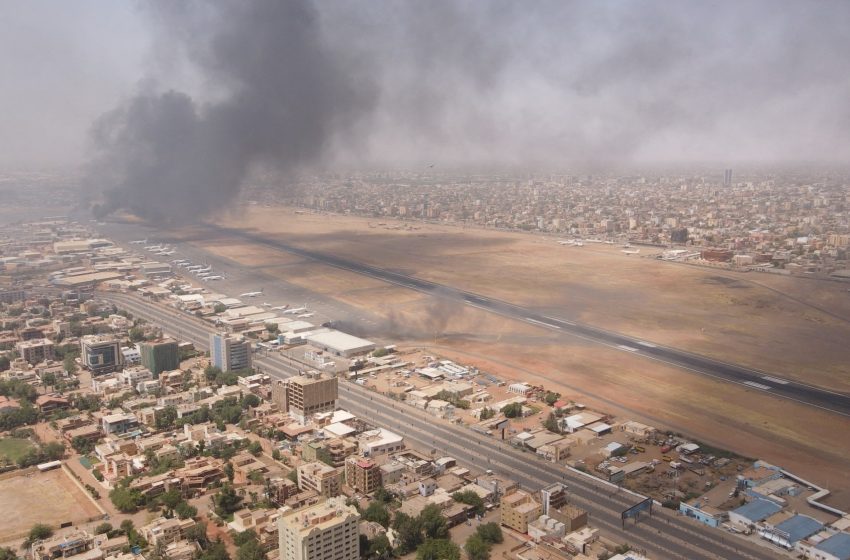  Пукале на авион за евакуација во Судан, има повредени