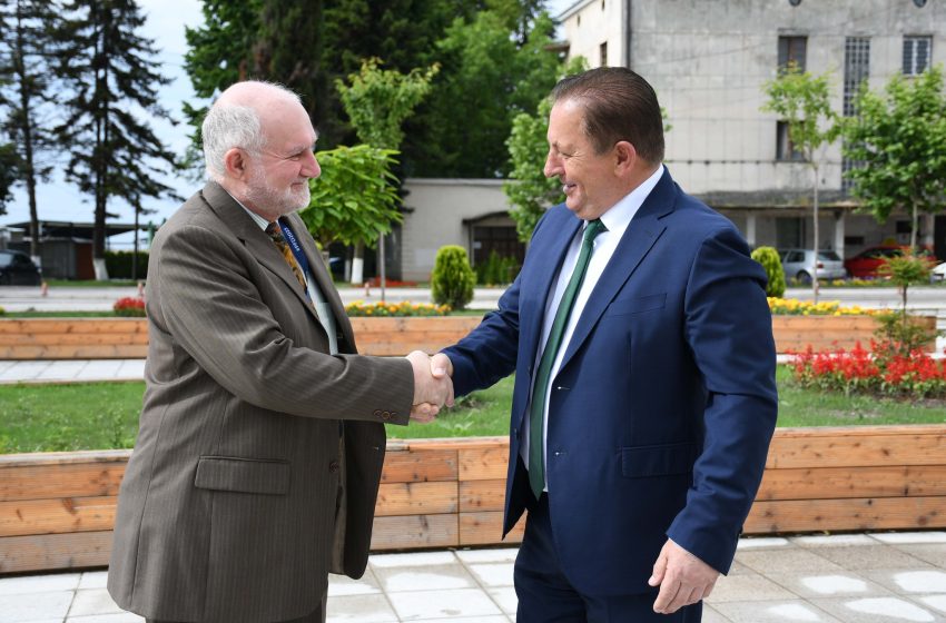  Градоначалникот Рамис Мерко денес го пречека во официјална посета Австрискиот амбасадор
