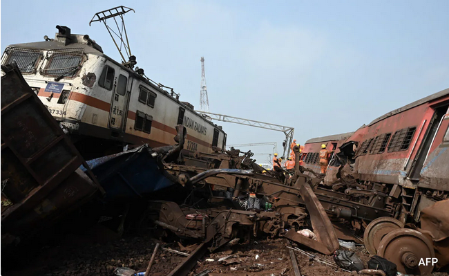  Повеќе од 280 загинати, стотици повредени во железничка несреќа во Индија