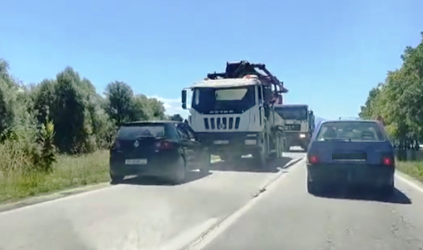  Сообраќајка на патниот правец Струга-Вевчани, се судрија камион и патничко возило (Видео)