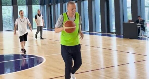  (ВИДЕО) Ердоган игра кошарка со пратениците