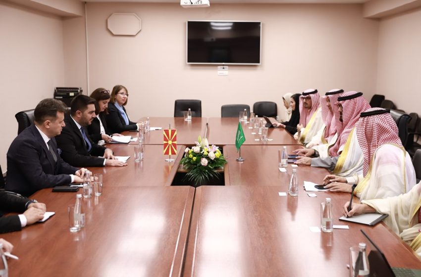  Средба на Бектеши со Фаисал Ф. Алибрахим, министер за економија ипланирање на Кралството Саудиска Арабија: Со договор за економскасоработка може да се продлабочат економските односи меѓу двете земји