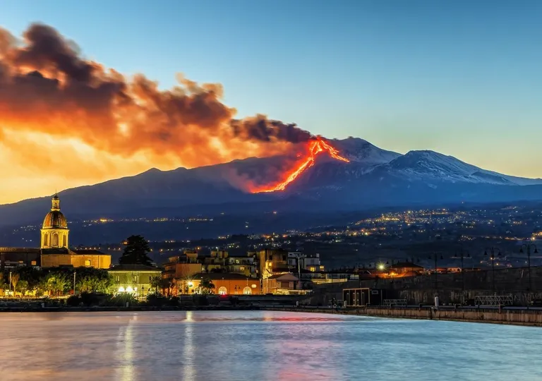  Еруптира вулканот Етна