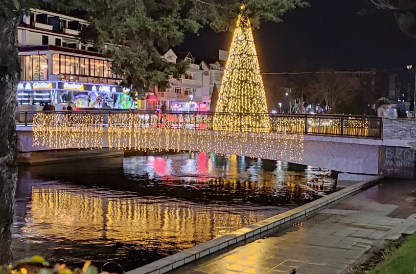  Фото:Струга блесна во новогодишно руво