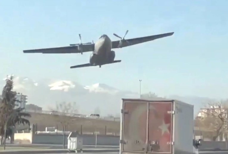  Видео:Воен авион принудно слета во Турција, објавена е драматична снимка