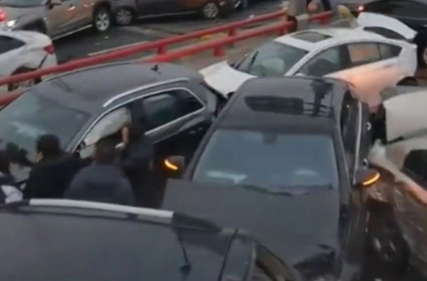  [ВИДЕО] Верижен судир на повеќе од 100 возила на автопат во Кина, неколку повредени