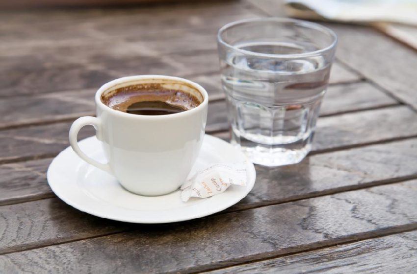  Знаете ли зошто во кафулињата со вашето кафе обично ви послужуваат и чаша вода? Многумина мислат дека е за пиење, но обичајот крие друга тајна