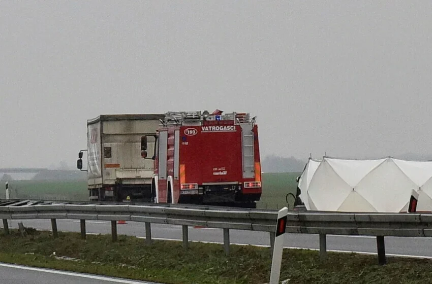  ФОТО Двајца загинати во тешка сообраќајна несреќа утрово на автопат во Хрватска