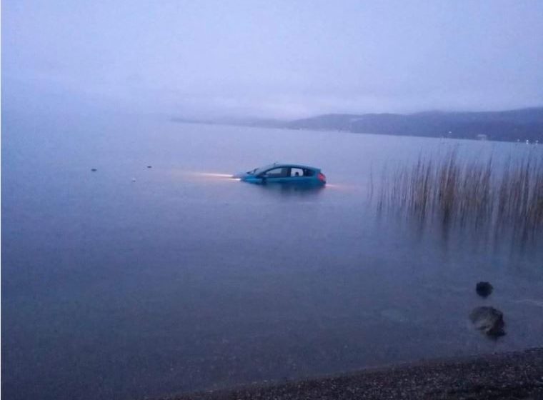  НА ВЛЕЗОТ ВО СТРУГА: Автомобил влета во водите на Охридското Езеро, нема повредени