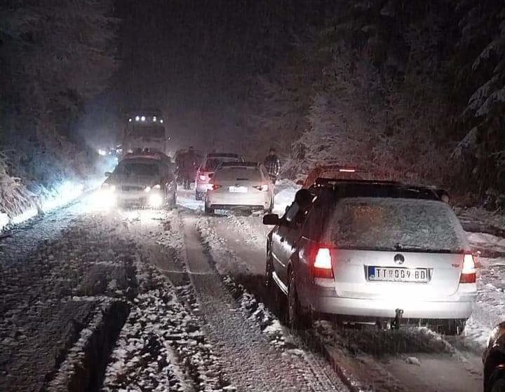  ФОТО: Снег во Косово, патот кон Црна Гора тешко проодна!